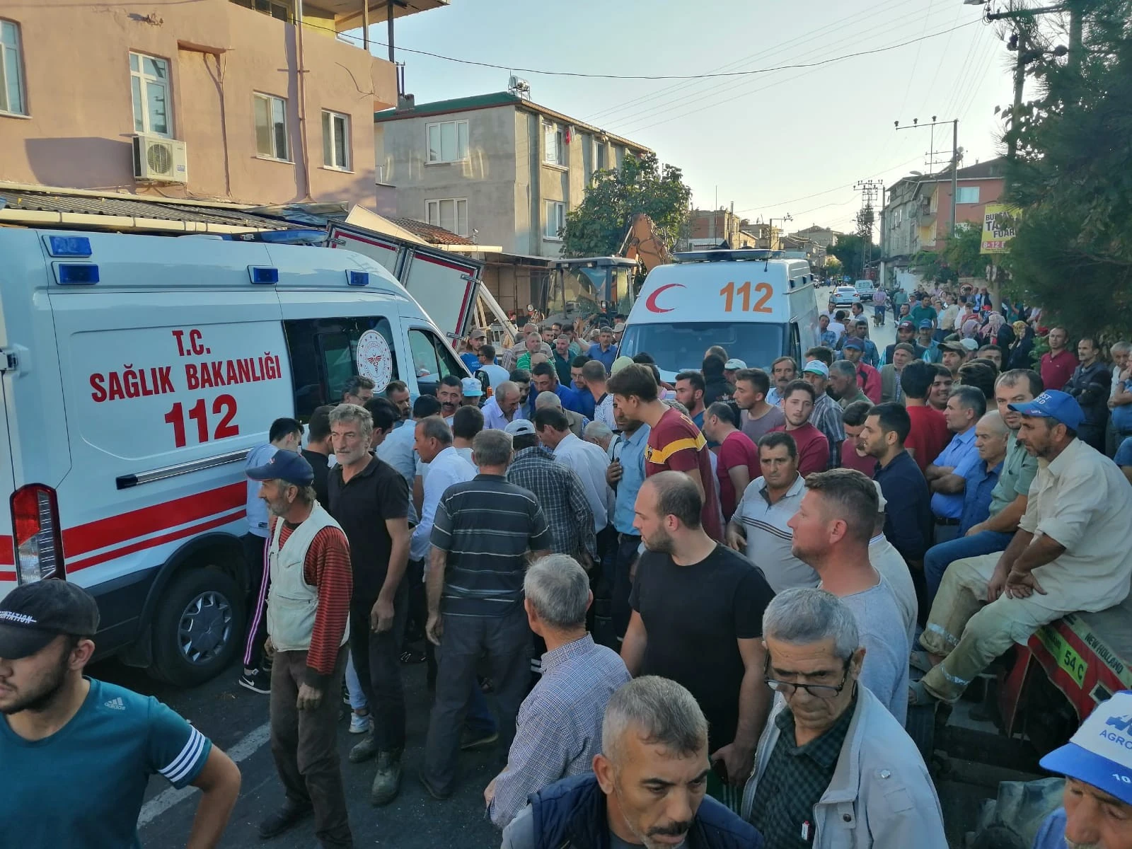 Kamyon yol kenarında bekleyen 5 kişiye çarpıp markete daldı